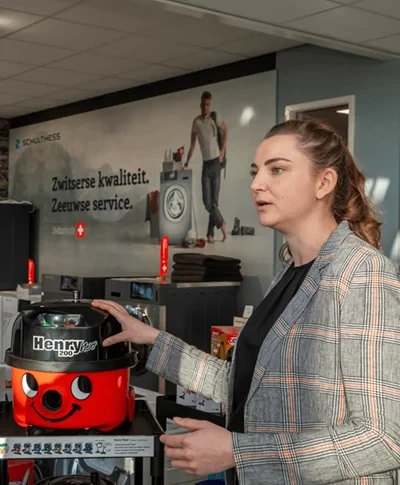 witgoed expert van aangeenbrug electro geeft advies over henry de stofzuiger